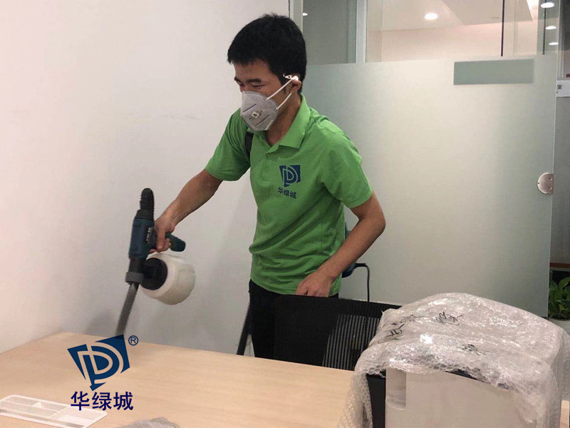 德纳催